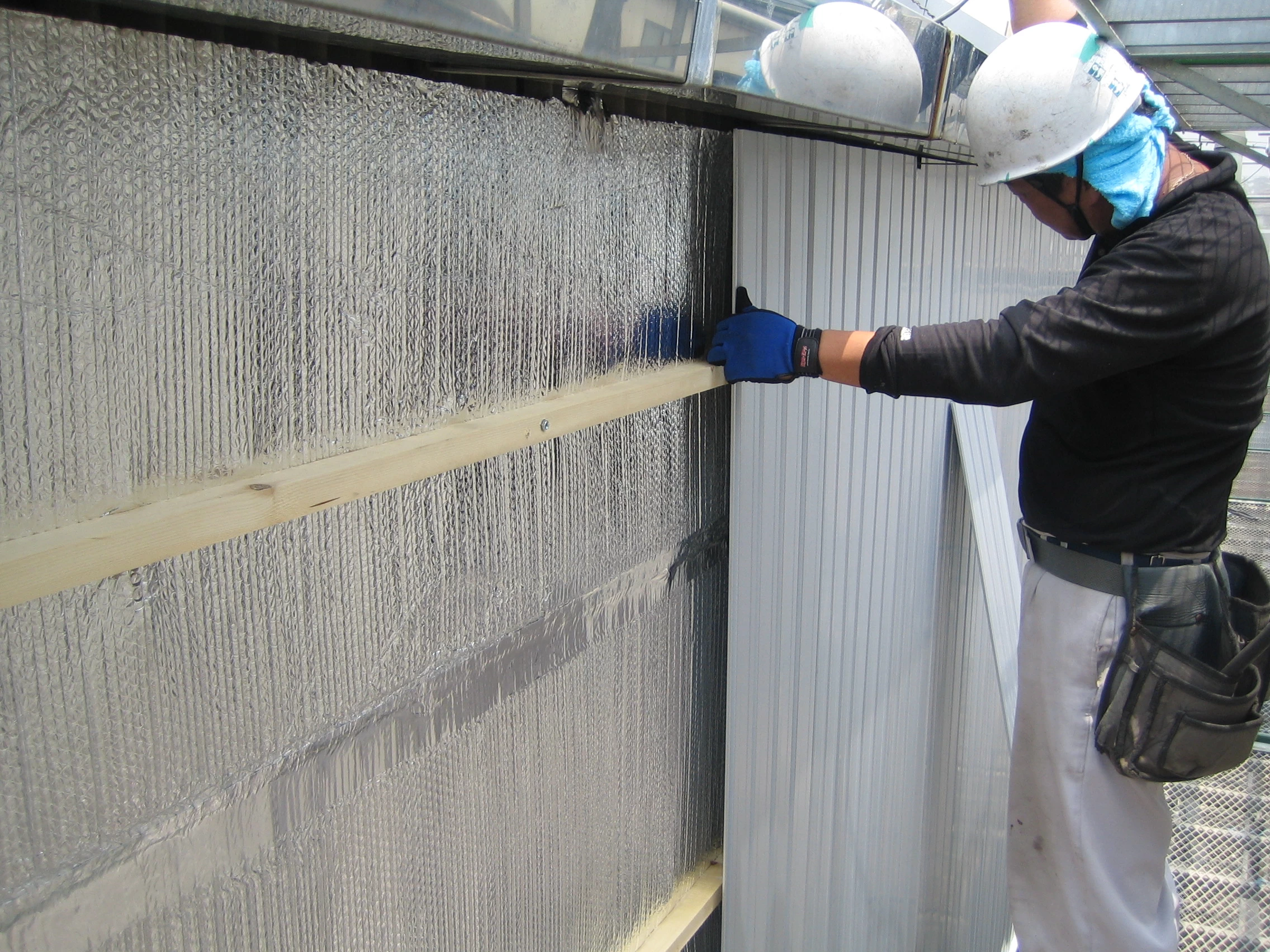 遮熱シート施工の様子